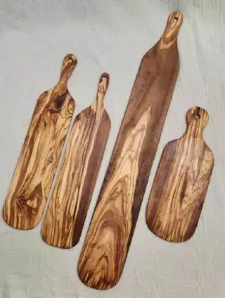 TABLA DE OLIVO ALARGADA C/MANIJA 77X11CM