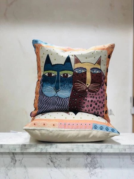 ALMOHADON BORDADO GATOS 43X43