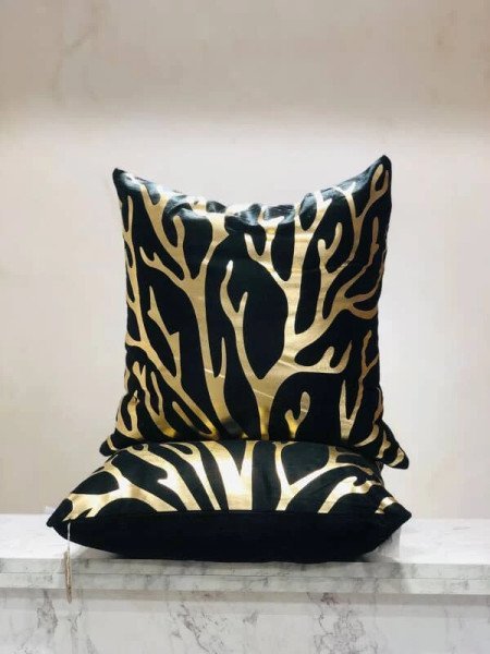 ALMOHADON NEGRO CORAL DORADO 43X43